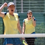 テニス女子団体決勝・相生学院-松陰兵庫　息の合ったプレーを見せ、ダブルスで勝利した相生学院の上田（奥）と石川（手前）＝神戸総合運動公園（撮影・風斗雅博）