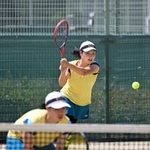 テニス女子団体決勝・相生学院-松陰兵庫　息の合ったプレーを見せ、ダブルスで勝利した相生学院の上田（奥）と石川（手前）＝神戸総合運動公園（撮影・風斗雅博）