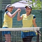 テニス女子団体決勝・相生学院-松陰兵庫　ダブルスで勝利し、笑顔でハイタッチをする相生学院の上田（右）と石川（左）＝いずれも神戸総合運動公園（撮影・風斗雅博）