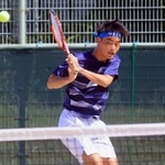 テニス男子団体決勝・相生学院-関学　第２シングルスを制した相生学院の逸崎（撮影・山本　晃）