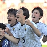 金沢－甲南大　格上を相手にＰＫ戦の末に天皇杯初勝利を決め、沸き立つ甲南大イレブン＝金沢市、金沢ゴーゴーカレースタジアム（甲南大サッカー部提供）