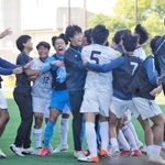 金沢－甲南大　格上を相手にＰＫ戦の末に天皇杯初勝利を決め、沸き立つ甲南大イレブン＝金沢市、金沢ゴーゴーカレースタジアム（甲南大サッカー部提供）