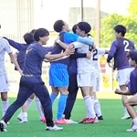 金沢－甲南大　格上を相手にＰＫ戦の末に天皇杯初勝利を決め、沸き立つ甲南大イレブン＝金沢市、金沢ゴーゴーカレースタジアム（甲南大サッカー部提供）