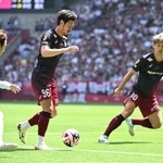 神戸-東京Ｖ　前半、山口（左）と大迫の連係で神戸がゴールに迫る＝２６日午後、ノエビアスタジアム神戸（撮影・大田将之）