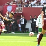 神戸-東京Ｖ　前半、シュートを放つ神戸の山口＝２６日午後、ノエビアスタジアム神戸（撮影・大田将之）