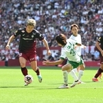 神戸-東京Ｖ　前半、相手ゴールに迫る神戸・大迫＝２６日午後、ノエビアスタジアム神戸（撮影・大田将之）