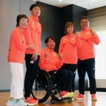 パリ・パラリンピックに向けて団結する選手たちを囲む日本パラ陸連の増田明美会長（左端）と宍戸英樹強化委員長＝ＡＮＡクラウンプラザホテル神戸