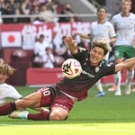 神戸－東京Ｖ　後半、右サイドからのクロスに神戸・大迫（中央）らが飛び込んだが、一歩届かず（撮影・大田将之）