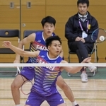 バドミントン男子団体決勝・彩星工科-社　第１ダブルスを制した白山（手前）、大塚組＝親和学園駒ケ谷体育館（撮影・小林良多）