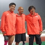 男子走り幅跳び（義足・機能障害Ｔ６３）決勝の競技を終え、笑顔を見せる５位の山本篤（中央）＝１９日夜、神戸市須磨区緑台、ユニバー記念競技場（撮影・笠原次郎）