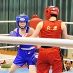 兵庫県高校総体ボクシングの女子ライトフライ級で優勝した氷上西の田村優奈（左）＝西宮市の西宮香風高