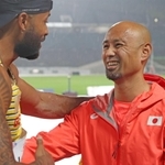 世界パラ陸上で金メダルを獲得したドイツの選手（左）と健闘をたたえ合う山本篤さん＝１９日、ユニバー記念競技場