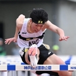 男子１１０メートル障害決勝　優勝した星陵の松前大雅（中央）＝ユニバー記念競技場（撮影・風斗雅博）