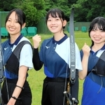 アーチェリー女子団体予選をトップ通過し、初優勝へ意気込む琴丘の（左から）浜田、阪東、松本＝しあわせの村
