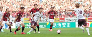 浦和－神戸　前半１５分、神戸の井出（１８）が右足で先制ゴールを決める＝埼玉スタジアム