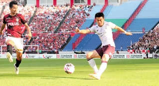 浦和－神戸　前半、左サイドでクロスを上げる神戸の初瀬（右）＝埼玉スタジアム