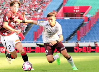 浦和－神戸　前半、左サイドで攻め上がる神戸の佐々木（右）＝埼玉スタジアム