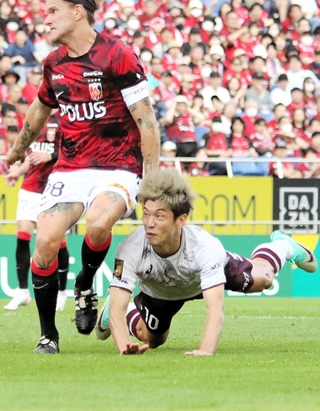 浦和－神戸　前半、ヘディングシュートを放つ神戸の大迫（中央下）＝埼玉スタジアム