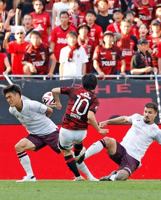 浦和－神戸　後半、神戸の山川（左）とトゥーレル（右）が阻止しようとしたが、浦和の中島（10）に同点ゴールを許す