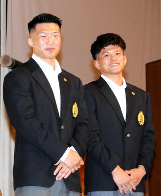 パリ五輪の壮行会で笑顔を見せるレスリングの日下尚（左）と清岡幸大郎＝神戸ポートピアホテル