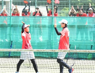 ソフトテニス女子団体決勝・神戸星城-須磨学園　優勝を決めて喜ぶ須磨学園の竹平（左）と中谷＝しあわせの村（撮影・笠原次郎）