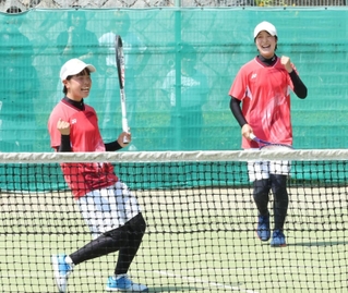 ソフトテニス女子団体決勝・神戸星城-須磨学園　ポイントを決めて喜ぶ須磨学園の竹平（左）と中谷＝しあわせの村（撮影・笠原次郎）