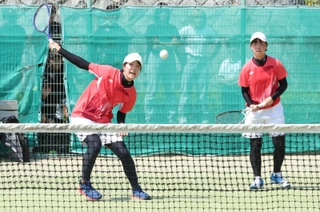 ソフトテニス女子団体決勝・神戸星城-須磨学園　息の合ったプレーで勝利した須磨学園の中谷（左）と竹平＝しあわせの村（撮影・笠原次郎）