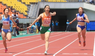 陸上女子２００メートル決勝　兵庫高校新記録で優勝した市西宮の仲埜心葉（中央）