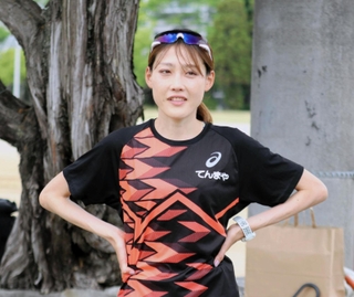 報道陣に練習を公開したパリ五輪女子マラソン代表の前田穂南＝岡山市、岡山大陸上競技場