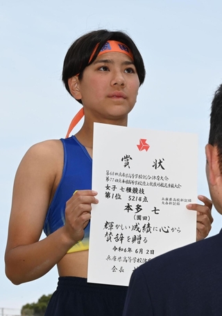 陸上女子七種競技を兵庫高校新記録で制止、表彰を受ける園田の本多七＝ユニバー記念競技場（撮影・大田将之）