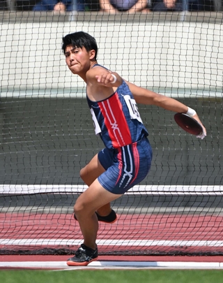 男子円盤投げ決勝　４３メートル５６で優勝した神戸第一の中谷澪音＝ユニバー記念競技場（撮影・大田将之）