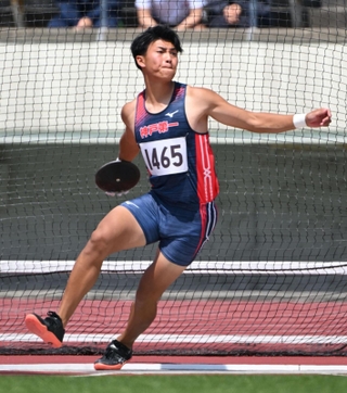 男子円盤投げ決勝　４３メートル５６で優勝した神戸第一の中谷澪音＝ユニバー記念競技場（撮影・大田将之）