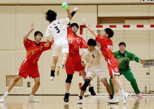 ハンドボール男子決勝・神戸国際大付-東播磨　前半、シュートを防ぐ神戸国際大付の石原（７）、吉田（１３）ら＝神戸市立中央体育館（撮影・長嶺麻子）