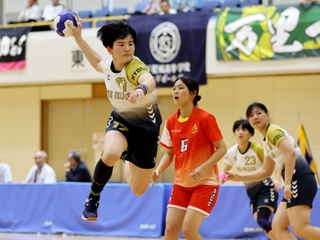 ハンドボール女子決勝・神戸星城-明石　前半、シュートを放つ神戸星城の中野柚季＝神戸市立中央体育館（撮影・長嶺麻子）