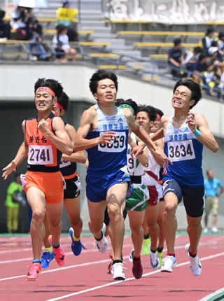 陸上男子８００メートル決勝　１年生ながら１５００メートルに続いて優勝した須磨学園の梅田大陸（中央）＝ユニバー記念競技場（撮影・大田将之）