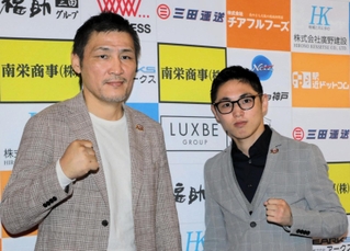 ７月に８年ぶりの世界戦に臨む加納陸（右）と大成ジムの丸元大成会長＝三田市の同ジム