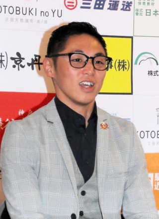 記者会見で８年ぶりの世界戦への思いを語る加納陸＝三田市の大成ジム