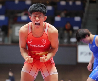 レスリング全日本選手権の男子フリースタイル６５キロ級で優勝した清岡幸大郎＝２０２３年１２月、代々木第二体育館
