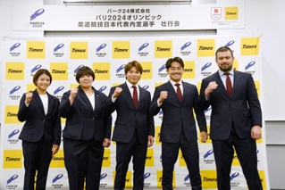 壮行会で記念写真に納まる柔道の（左から）阿部詩、素根輝、阿部一二三、橋本壮市、ウルフ・アロン＝５日、東京都内