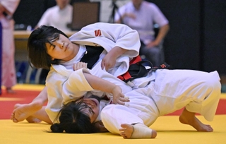 柔道女子団体決勝・武庫川大付-東洋大姫路　寝技に持ち込み、一本勝ちした武庫川大付の先鋒中谷（上）＝高砂市総合体育館（撮影・風斗雅博）