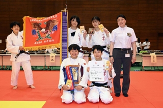 柔道女子団体で優勝を果たし、笑顔を見せる武庫川大付の選手ら＝高砂市総合体育館（撮影・風斗雅博）