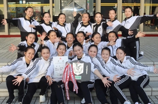 ダンスで初優勝を飾った須磨東のメンバー＝明石市民会館