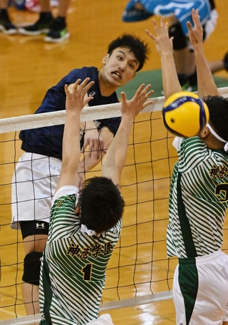 バレーボール男子決勝・市尼崎-神港学園　第１セット、スパイクを放つ市尼崎の片山＝加古川市総合体育館（撮影・大田将之）
