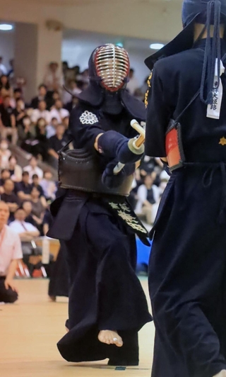 剣道男子団体決勝・育英-東洋大姫路　果敢に攻める育英の先鋒・兼田＝兵庫県立武道館