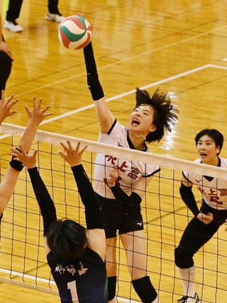 バレーボール女子決勝・氷上-神戸常盤　第２セット、スパイクを放つ氷上の溝上＝加古川市総合体育館（撮影・大田将之）