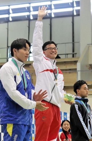 男子50メートル平泳ぎで大会新をマークして３連覇し、表彰式で笑顔がはじける平井佑典＝神戸市中央区港島中町６、市立ポートアイランドスポーツセンター