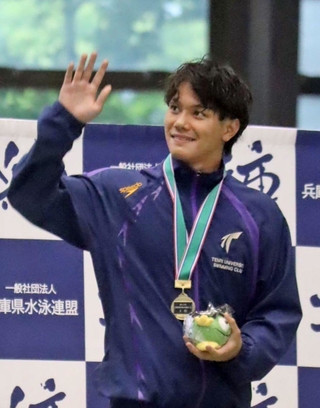 男子５０メートル自由形を制した吉岡亜矢都