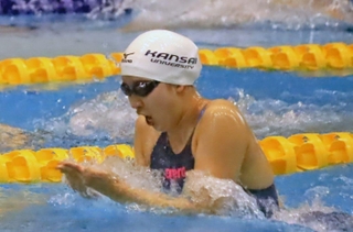 女子１００メートル平泳ぎを１分８秒８４の大会新記録で制し、２連覇を果たした松本悠里