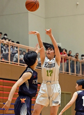 バスケットボール女子決勝・三田松聖-市尼崎　第１クオーター、シュートを放つ三田松聖の渡部（１７）＝西宮市ライフパートナーアリーナ（撮影・大田将之）