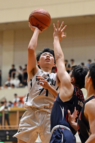 バスケットボール男子決勝・報徳-育英　第４クオーター、シュートを放つ報徳の北村（７１）＝西宮市ライフパートナーアリーナ（撮影・大田将之）